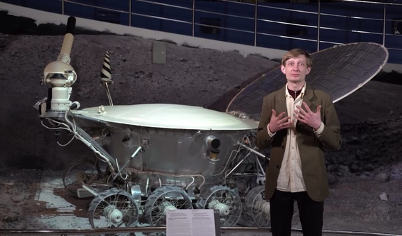 В новом выпуске постоянной рубрики «Мама, я технарь!» Павел Гайдук, экскурсовод первой категории Музея космонавтики, рассказал о фотосъёмке лунной поверхности, почему для этого не нужна была фотопленка, и что общего у легендарного советского «Лунохода» с многофункциональным копировальным устройством.