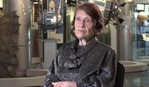 В новом космическом интервью из рубрики «Космос, любовь моя» лётчик, учёный, космонавт-испытатель, член первого женского отряда космонавтов и второй дублёр Валентины Терешковой Валентина Леонидовна Пономарёва рассказала о женской космонавтике, встрече с Гагариным и Королевым, а также о своей карьере!