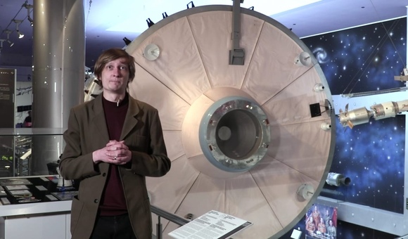 Павел Гайдук, экскурсовод первой категории московского Музея космонавтики, рассказал о хитростях небесной механики в рамках нового выпуска постоянной рубрики «Мама, я технарь!».