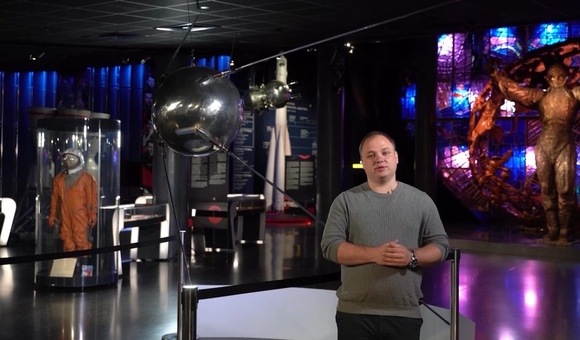 В новом выпуске постоянной программы «Просто о космосе» Александр Рыжов, заместитель заведующего отделом научной популяризации московского Музея космонавтики, рассказал о первых полётах в космическое пространство!