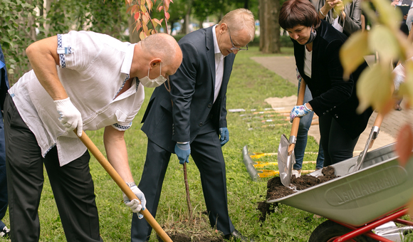 1 августа вновь открылся Мемориальный дом­-музей Сергея Королёва на 1­-й Останкинской улице. В этот день префект СВАО Алексей Беляев, лётчик-космонавт Олег Артемьев, директор Главного ботанического сада им. Н.В.Цицина РАН Владимир Упелниек, директор Музея космонавтики в Москве Наталья Артюхина и внук академика Сергей Королёв посадили у дома конструктора три сакуры. Саженцы предоставил Ботанический сад. Растения разместили на месте, где прежде цвела сакура Главного конструктора.