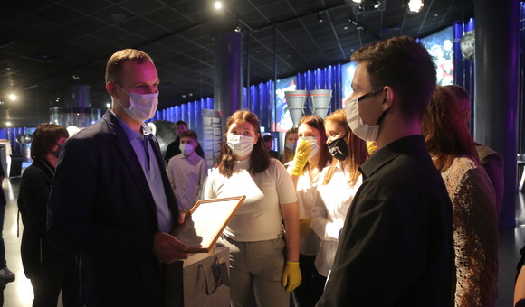 В Музее космонавтики прошла встреча воспитанников центров «Алые паруса» и «Полярная звезда» с Героем России, космонавтом Роскосмоса Антоном Шкаплеровым и префектом СВАО Алексеем Беляевым.