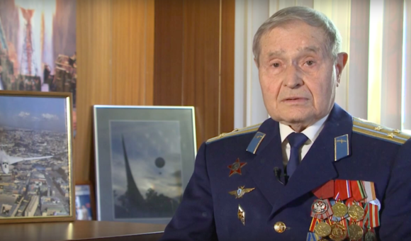 В новом выпуске проекта «Космос, любовь моя» Юрий Михайлович Соломко, лётчик первого класса, полковник, участник авиапарада 1 мая 1957 года над Красной площадью, заслуженный работник культуры, рассказал о своей карьере лётчика и работе в Центре подготовки космонавтов, о том, кто из Героев космоса помог ему осуществить реконструкцию Музея космонавтики и какую роль в его судьбе сыграло число «25». 