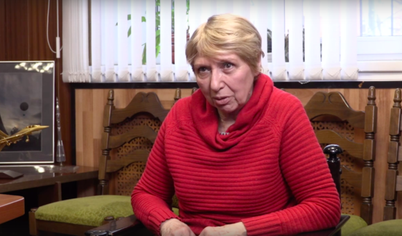 В новом выпуске проекта «Космос, любовь моя» Людмила Юрьевна Свиридова — чемпион Вооружённых Сил СССР по парашютному спорту, кандидат в космонавты НПО «Энергия», заведующий отделом научного комплектования Музея космонавтики в Москве — рассказала о своей службе в команде парашютного спорта ПВО и работе инженером в РКК «Энергия», а также о программе экспериментов и отработке методики первого выхода женщины в открытый космос, в которых она принимала участие в середине 1970-х годов.