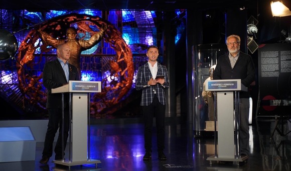 В Музее космонавтики прошел второй урок по естествознанию в рамках музейно-образовательного шоу «Космический урок 2.0. Перезагрузка». В уроке приняли участие космонавты Анатолий Иванишин и Иван Вагнер (с борта МКС); Герой России, космонавт Роскосмоса Олег Артемьев и научный руководитель лаборатории биотехнологических исследований 3D Bioprinting Solutions, кандидат медицинских наук Владимир Миронов (из Музея космонавтики); школьники Омска, Иркутска и Железногорска.