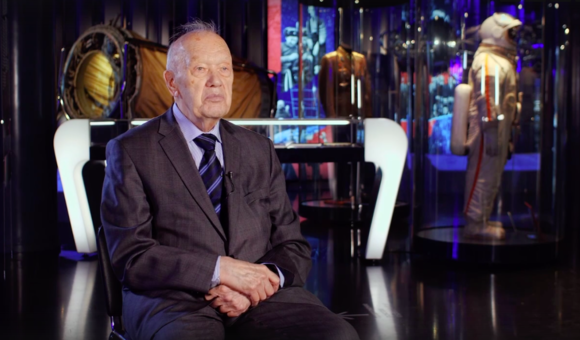 В новом выпуске проекта «Космос, любовь моя» Алексей Станиславович Елисеев, лётчик-космонавт СССР №15, дважды Герой Советского Союза, заслуженный мастер спорта СССР, рассказал о своей космической карьере, работе в Центре управления полётами, увлечении фехтованием и о том, что главное в космосе.