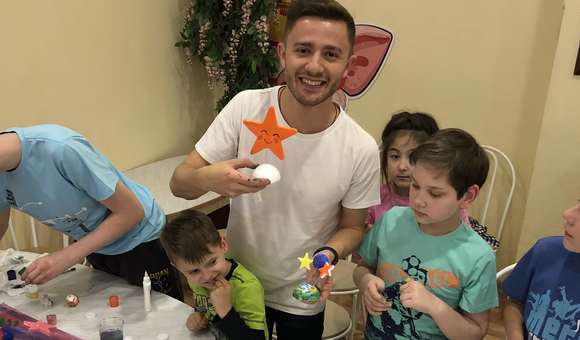 2 октября Альфред Вардазарян, заместитель заведующего отделом научной популяризации по музейно-образовательным проектам, провёл мастер-класс для воспитанников из «Коломенского социально-реабилитационного центра для несовершеннолетних».