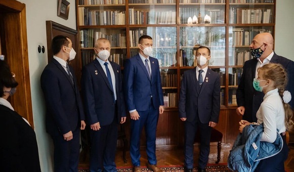 24 сентября экипаж МКС-63/64 — космонавты Роскосмоса Сергей Рыжиков и Сергей Кудь-Сверчков — посетил Дом-музей Главного конструктора Сергея Павловича Королёва. Вместе с основным экипажем в Доме-музее побывали и дублёры — космонавты Роскосмоса Олег Новицкий и Пётр Дубров.