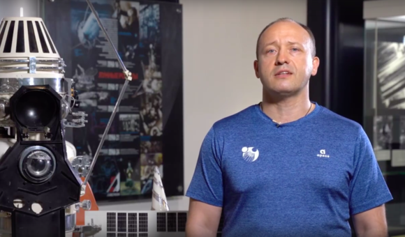 В 28 выпуске программы «Космос не ждёт» лётчик-космонавт Александр Мисуркин рассказал о запуске ракеты «Союз-2.1а», 13-ом испытании ракетной системы New Shepard, наборе группы новых тайконавтов, огневом испытании твердотопливного ускорителя P120C и новых результатах исследований астероида Бенну.