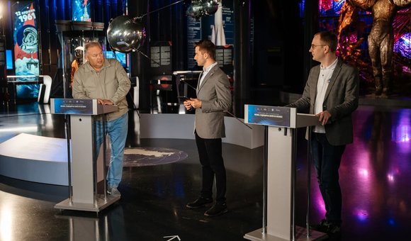 В Музее космонавтики прошел второй урок по физике в рамках музейно-образовательного шоу «Космический урок 2.0. Перезагрузка». Из музея вышли на связь лётчик-космонавт, Герой Советского Союза Александр Лавейкин и научный сотрудник кафедры физики космоса МГУ им. Ломоносова Александр Прохоров. С борта МКС космонавты Роскосмоса Анатолий Иванишин и Иван Вагнер рассказали школьникам об основных принципах радиационной безопасности в космосе.