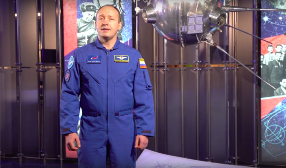 В 34 выпуске программы «Космос не ждёт» лётчик-космонавт Александр Мисуркин рассказал о втором испытательном пуске тяжёлой ракеты-носителя «Ангара-А5», разработке аванпроекта космического ядерного буксира «Нуклон», возвращении капсулы китайской лунной миссии «Чанъэ-5», запуске 36 спутников глобальной системы спутникового интернета OneWeb и успешных огневых испытаниях ракетного двигателя РД-171МВ.