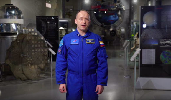 В 40 выпуске программы «Космос не ждёт» лётчик-космонавт Александр Мисуркин рассказал о двух пусках с российских космодромов, испытаниях двигателей ракеты для полёта к Луне, миссиях на Титан и новом снимке чёрной дыры.