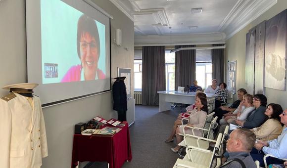 Директор Музея космонавтики в Москве, Наталья Витальевна Артюхина поздравила оренбуржцев с открытием Дома-музея имени Юрия и Валентины Гагариных. На заседании коллегии, организованной Управлением по культуре и искусству Администрации г. Оренбурга, Наталья Витальевна определила направления сотрудничества двух музеев.