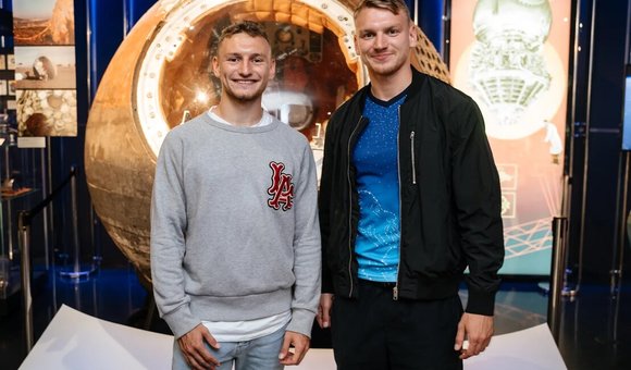 В Музее космонавтики прошла встреча с Фёдором Чаловым, нападающим ПФК ЦСКА Москва, игроком молодёжной сборной России, и Даниилом Чаловым, профессиональным футболистом, основателем футбольного творческого объединения «Ничего обычного».