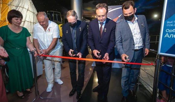 В Музее космонавтики открылась новая выставка «Орбита жизни Алексея Губарева», посвящённая достижениям и этапам жизненного пути лётчика-космонавта, дважды Героя Советского Союза Алексея Александровича Губарева.