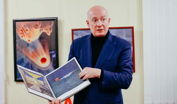 В рамках проекта «Пластов.Леонов.Два космоса» состоялась публичная лекция Вячеслава Климентова, заместителя директора по научной работе Музея космонавтики, в Ульяновском государственном педагогическом музее им. И.Н.Ульянова. Темой беседы стал вопрос: «Как работает музейный нарратив? Из опыта проектирования музейных экспозиций».