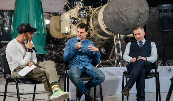 В Музее космонавтики прошла презентация книжного сериала Шамиля Идиатуллина «Возвращение "Пионера"». В обсуждении также приняли участие журналист Дмитрий Захаров и Ведущий телеканала РБК и канала «После_Zавтра» Николай Дубинин.