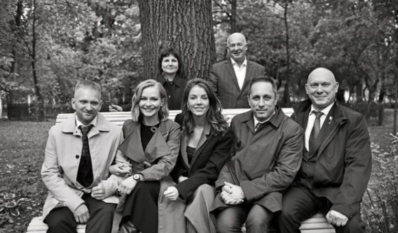 Продолжаем традиции. В Доме-музее С.П.Королёва побывал киноэкипаж #Вызов корабля «Союз МС-19». В основном экипаже: космонавт Антон Шкаплеров, кинорежиссёр Клим Шипенко и актриса Юлия Пересильд; дублирующий экипаж — космонавт Олег Артемьев, кинооператор Алексей Дудин и актриса Алёна Мордовина.