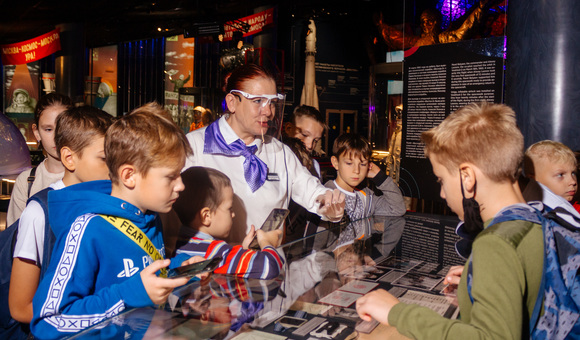 Большой школьный день в Музее космонавтики: более 900 школьников, 35 экскурсионных групп и по-настоящему космическая атмосфера.