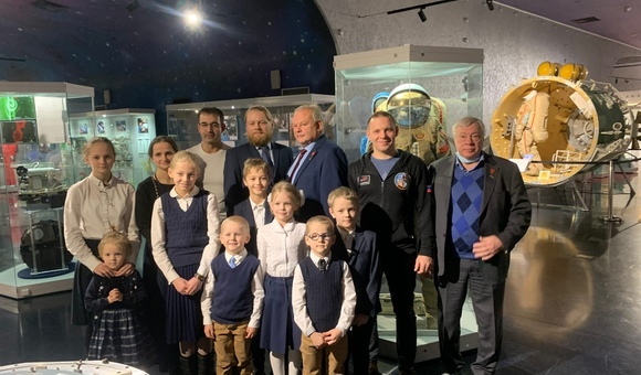 В День Героя в Музее космонавтики прошла встреча многодетной семьи Кузнецовых с префектом СВАО Алексеем Беляевым и космонавтами Александром Лавейкиным, Александром Баландиным и Иваном Вагнером.