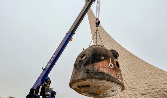 В Музей космонавтики прибыл новый экспонат — спускаемый аппарат космического корабля «Союз ТМА-12М» экипажа МКС-39/40.