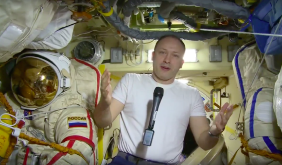 19 декабря вышел специальный орбитальный выпуск совместного проекта с космонавтом Роскосмоса Александром Мисуркиным «Космос не ждёт». Александр вместе с коллегами по экипажу ответил на вопросы подписчиков.