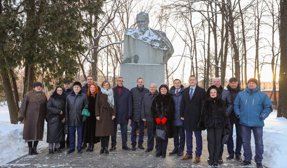 В честь 115-летия С.П. Королёва в Доме-музее академика прошло чаепитие вместе с космонавтами В.А. Джанибековым, А.И. Лавейкиным, С.Н. Ревиным, А.И. Борисенко, С.В. Кудь-Сверчковым, председателем Московской городской Думы А.В Шапошниковым, префектом СВАО А.А.Беляевым и внуком С.П.Королёва С.В. Королёвым.