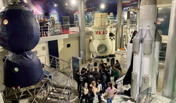 В Музее космонавтики прошёл космический день для школы 1539. Школьники посмотрели фильм «Время первых», а после этого занимались в экспозиции по программе «Учебный день в музее».