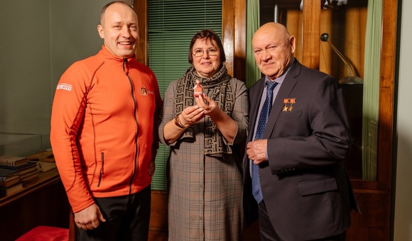 Космонавт Александр Мисуркин передал в фонды Музея космонавтики копию куколки космонавта Андрияна Николаева, которая вернулась с ним с МКС 20 декабря 2021 года. 