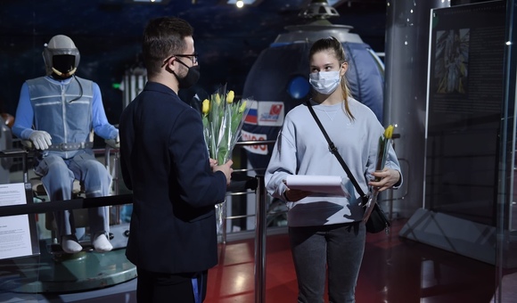 В Международный женский день в рамках акции «Культурные выходные» в музее прошла акция «Цветок с Байконура». Весь день мы дарили нашим посетительницам цветы — символы космодрома «Байконур» — тюльпаны.