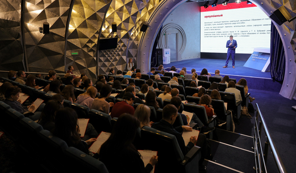 Музей космонавтики традиционно стал площадкой для культурно-просветительской акции «Тотальный диктант». В этом году диктором текста стал космонавт Сергей Кудь-Сверчков. 