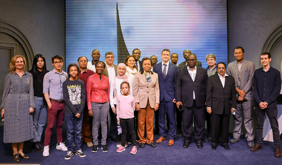 Экскурсии в Музей космонавтики посетило 11 послов из африканских стран. После прошла встреча с космонавтом Сергеем Кудь-Сверчковым.