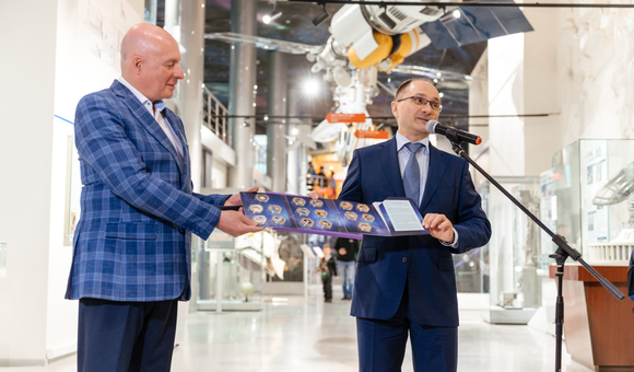 В Музее космонавтики прошло дарение набора медалей Императорского монетного двора.