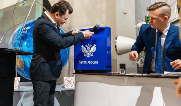 Вместе с Почтой России Музей космонавтики провёл акцию «Передай космический привет!». Прямо из экспозиции посетители музея могли бесплатно отправить космические открытки.