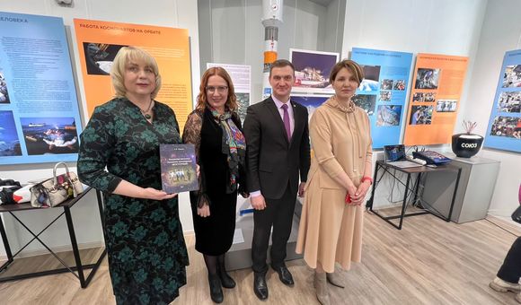 В Амурском областном краеведческом музее им. Г.С. Новикова-Даурского ко Дню космонавтики открылась выставка «Профессия космонавт», подготовленная совместно с Музеем космонавтики.