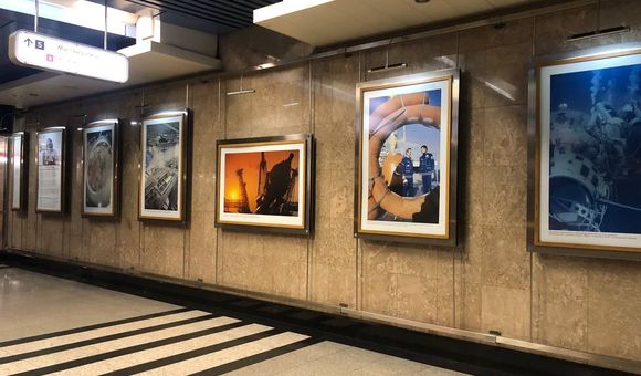В Московском метрополитене, на станции «Выставочная», открылась выставка Музея космонавтики «Александр Моклецов. Космонавтика в лицах и событиях».