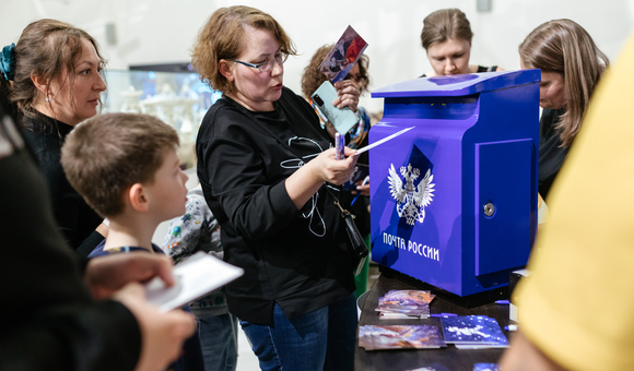 Вместе с Почтой России Музей космонавтики провёл акцию по отправке открыток из экспозиции музея «Передай космический привет!». 