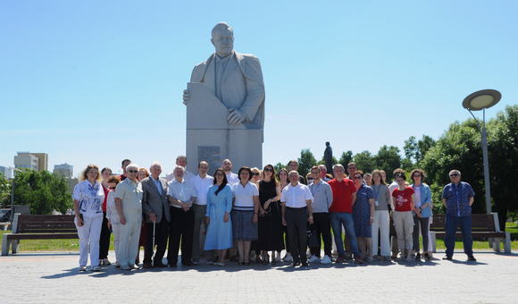 На Аллее Космонавтов прошло торжественное возложение цветов к памятнику Владимира Николаевича Челомея. В церемонии приняли участие сотрудники Музея космонавтики, НПО «Машиностроения» и родственники Владимира Николаевича.