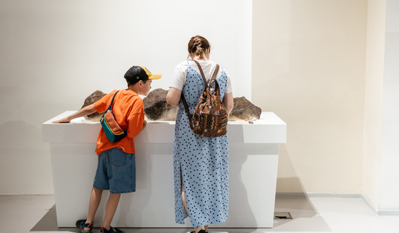 В экспозицию Музея космонавтики вернулись три крупных метеорита, которые из-за пандемии коронавируса были перенесены в фонды музея на хранение. 