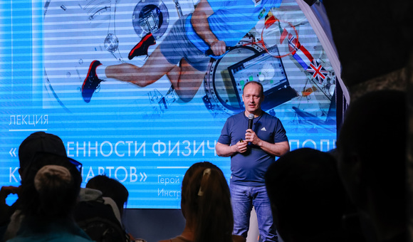День бадминтона прошёл в Музее космонавтики. Космонавт Александр Мисуркин и инструктор по физподготовке космонавтов Александр Сердюк прочитали лекцию об основах физической подготовке космонавтов и рассказали, почему бадминтон — спорт космонавтов №1.