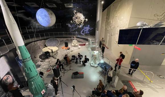 В рамках философско-музыкального вечера «Космические тела» в экспозиции Музея космонавтики состоялся концерт «Случайный НЛО» Дизайн-оркестра НИУ ВШЭ под руководством Петра Сковородникова и ГАМ-Ансамбля под управлением Олега Пайбердина.
