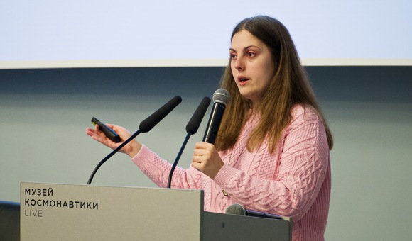 В рамках Недели науки в Музее космонавтики прошли лекции о том, как происходит сближение космических аппаратов, о работе космических челноков, а также о работе салютов. Для посетителей выступили Павел Гайдук, Никита Матасов и Нина Кандалинская.