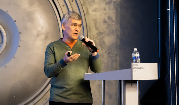 Владимир Сурдин, астроном, кандидат физико-математических наук и доцент физического факультета МГУ, выступил с лекцией «Поиски жизни на близких и далеких планетах».