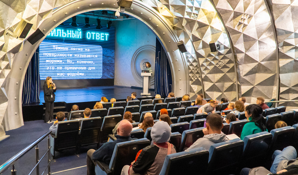 Посетители Музея космонавтики приняли участие в интеллектуальной викторине «Луна: изучение естесственного спутника Земли».