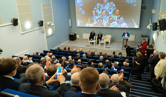 В Музее космонавтики прошло мероприятие «Самара космическая», приуроченное к 30-летию юбилейного полёта основной экспедиции «ЭО-12» на космическую станцию «Мир» в составе российско-французского экипажа (А.Я.Соловьев, С.В.Авдеев, М.Тонини).
