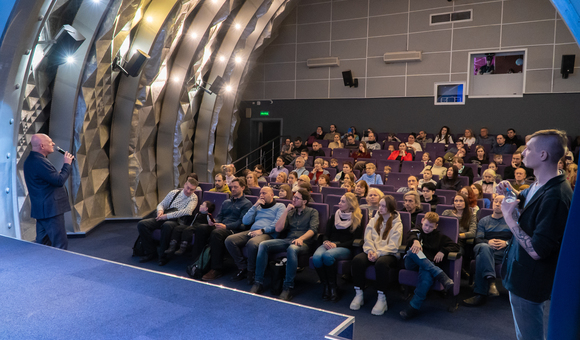 В рамках проекта «Время первых» Вячеслав Климентов, заместитель директора Музея космонавтики по научной работе, и Павел Гайдук, заместитель заведующего отделом научной популяризации, выступили с лекцией из цикла «Утро космической эры». Тема лекции – 1961 год.