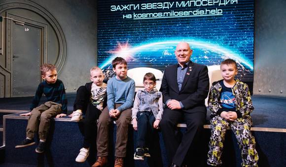 В Музее космонавтики космонавт Олег Артемьев встретился с подопечными службы помощи «Милосердие» – детьми с ДЦП и другими двигательными нарушениями, сиротами и ребятами из семей, оказавшихся в трудной жизненной ситуации. 