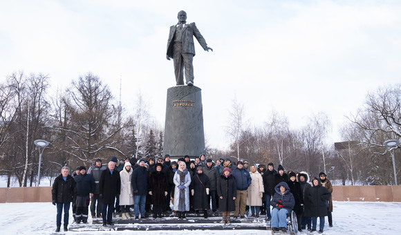 На Аллее Героев космоса прошло возложение цветов к памятнику С.П. Королёва. 