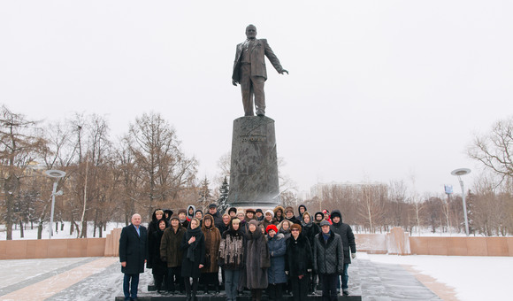 К 110-летию со дня рождения Главного конструктора ракетно-космических систем: торжественное возложение цветов к памятнику С.П. Королёва на Аллее Героев космоса возле Музея космонавтики.