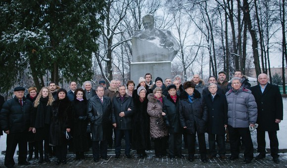 Возложение цветов к памятнику Главного конструктора С.П. Королёва на территории Мемориального дома-музея академика.